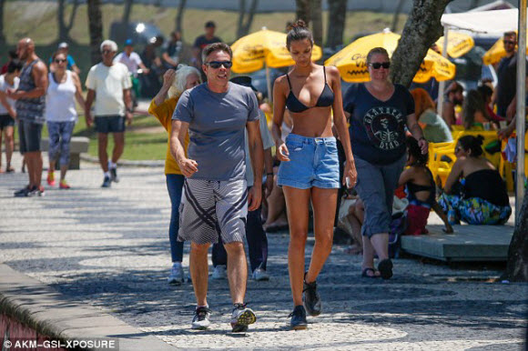 Victoria's Secret Angel Lais Ribeiro In Stunning Look In Black Bikini In Rio