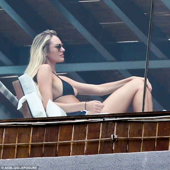 Candice Swanepoel Ready To Modeling Again In Sexy Black Bikini