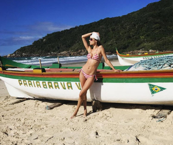 Alessandra Ambrosio In Stunning Look In Sexy Red And White Bikini