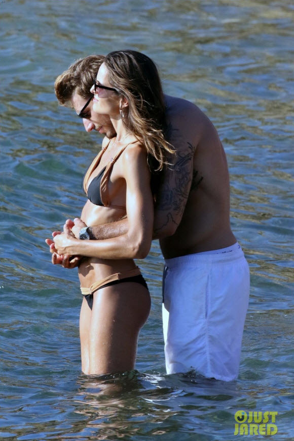Izabel Goulart Show Off Her Sexy figure In Black Bikini With Her Boyfriend At The Beach