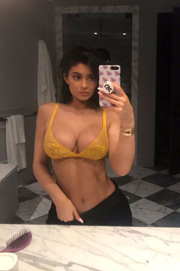 Kylie Jenner Display Her Sexy Busty In Yellow Bra
