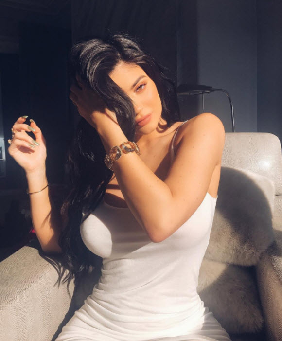 Kylie Jenner Goes Braless And Gets A Million Likes In An Hour