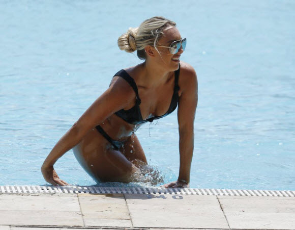 Amber Turner Show Off Her Gorgeous Figure In Black Bikini While Sunbathing In Marbella