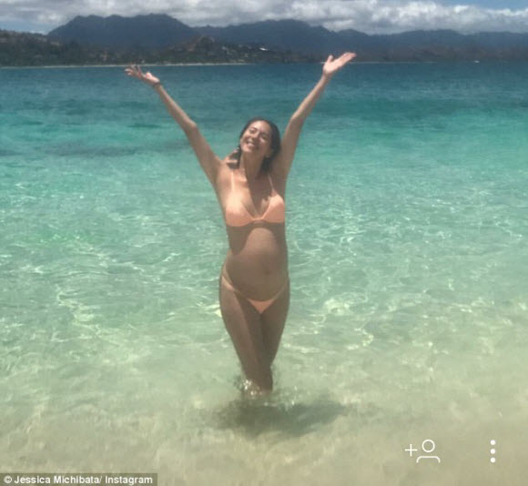 Jessica Michibata Show Off Her Growing Baby Bump While Enjoying Her Time In Hawaii Beach