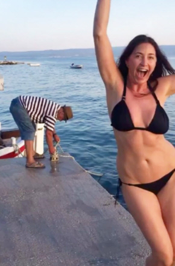 Lisa Snowdon Displaying Her Sexy Body In Tiny Bikini