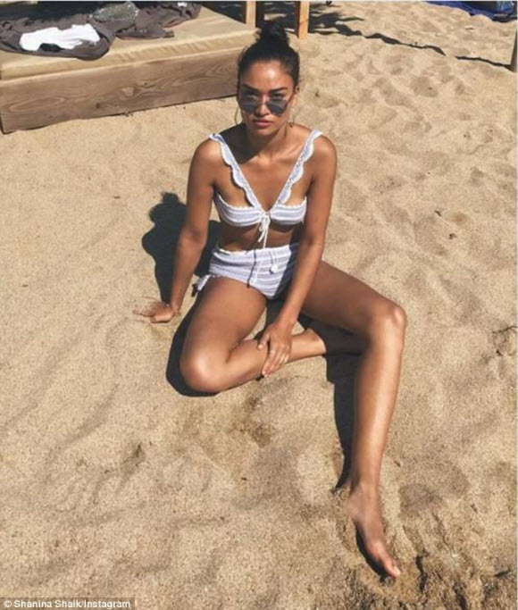 Shanina Shaik Show Off Her Toned Body In Crochet Bikini While Watching Solar Eclipse