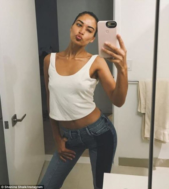 Shanina Shaik Poses Braless As She Display Her Sexy Body While Taking Selfie