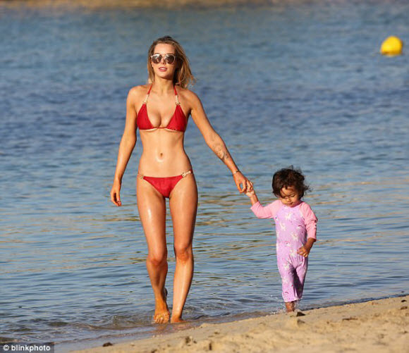 Helen Flanagan Show Off Her Cleavage In Sexy Red Bikini With Her Daughter On Dubai Beach
