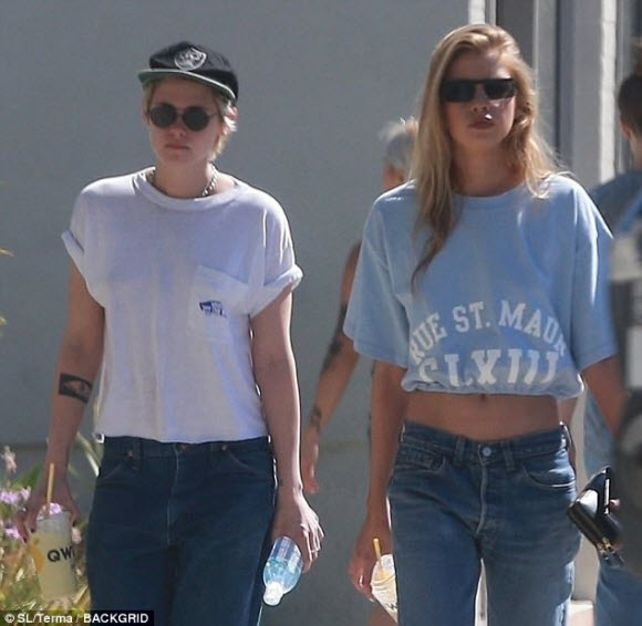 Stella Maxwell Show Off Her Belly For Brunch With Her Girlfriend Kristen Stewart